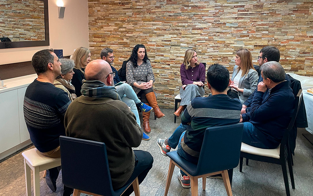 Alegría reunida con la comunidad educativa junto a miembros de la agrupación local caspolina./ PSOE