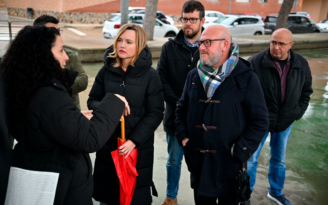 Pilar Alegría con Ana Belén Labodía (a la izda.), directora del colegio Alejo Lorén, y Javier Garcés, director de CPEPA Joaquín Costa (dcha.); junto con miembros de la agrupación local socialista./ PSOE