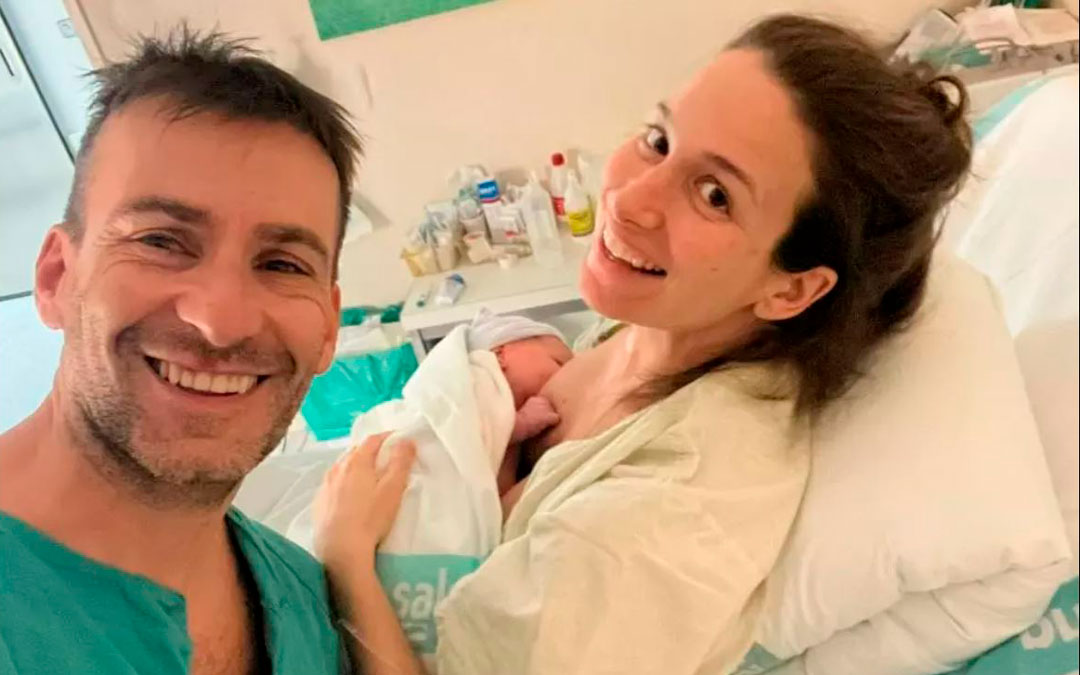 Elena, la primera bebé de 2026, junto a sus padres./ DGA