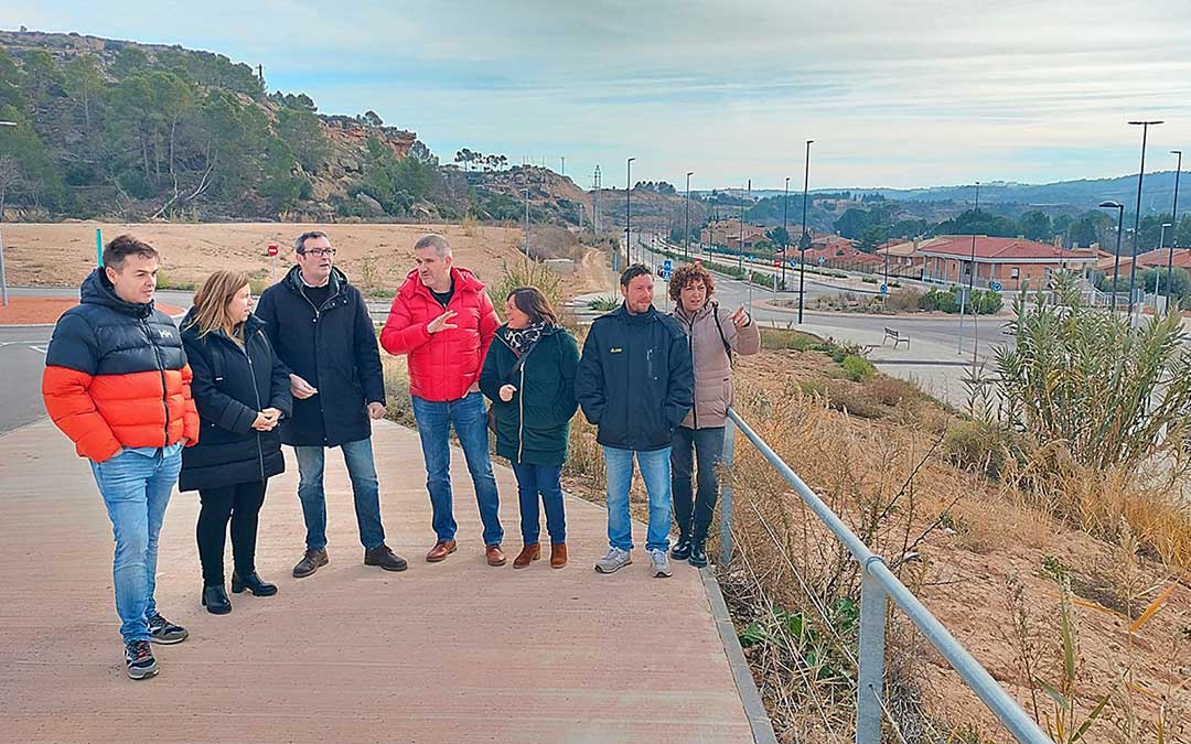 Los candidatos del PSOE a las Cortes de Aragón junto a los accesos al nuevo hospital de Alcañiz / PSOE