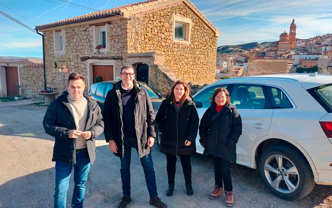 Los cuatro candidatos socialistas Rafael Guía, Mari Carmen Soler, María Ariño y Pedro Polo frente al edificio donde se ubica Apadrina un olivo en Oliete / PSOE