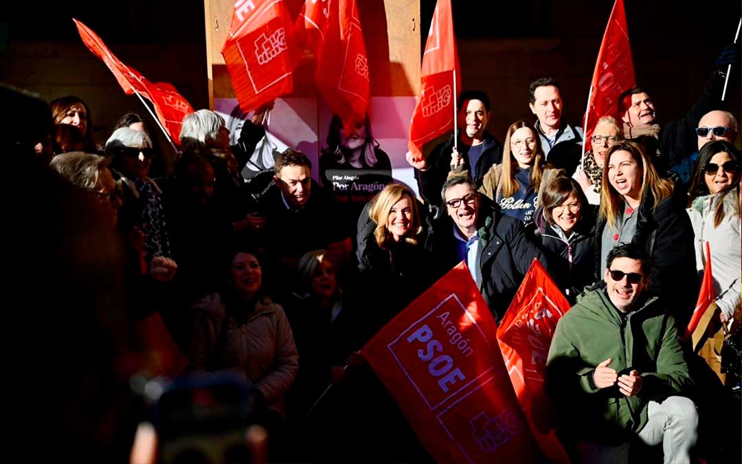 Pegada de carteles del PSOE / PSOE
