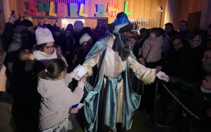 Los Reyes Magos, aclamados en la cabalgata de Alcañiz: «Nunca dejéis de creer en vuestros sueños»