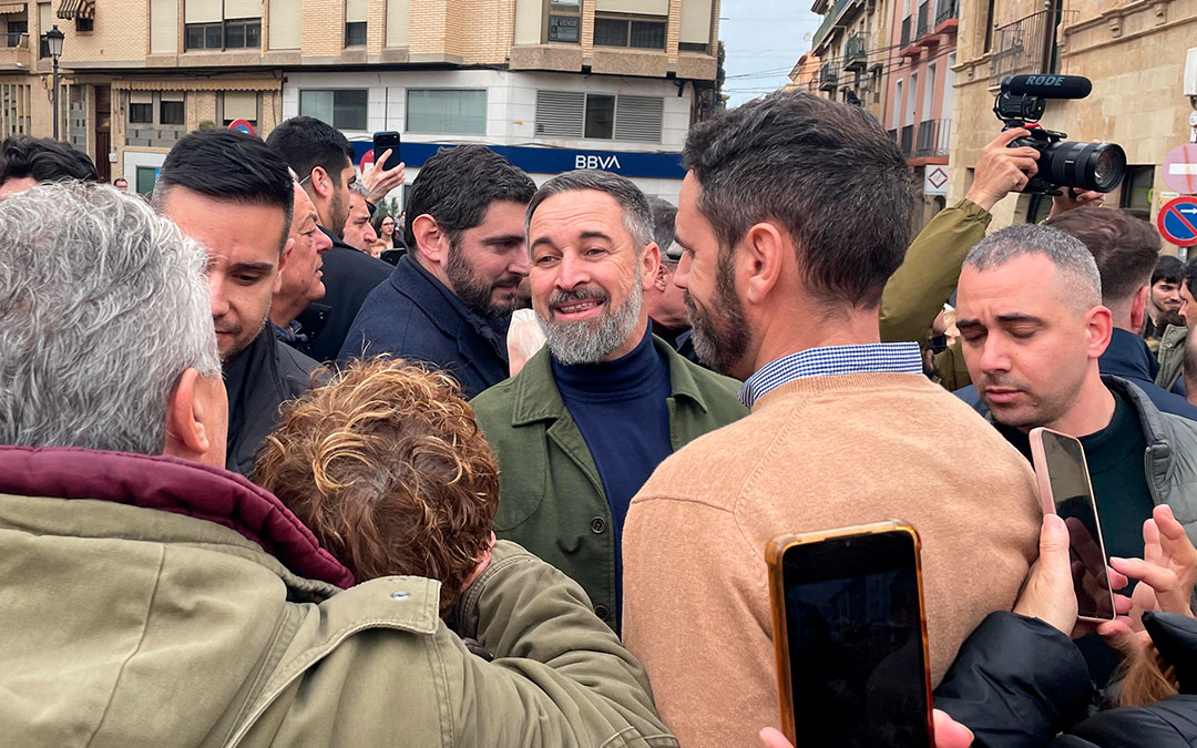 Santiago Abascal ha sido recibo por una multitud de vecinos de Caspe, junto a Alejandro Nolasco, candidato a las elecciones./ S.F.