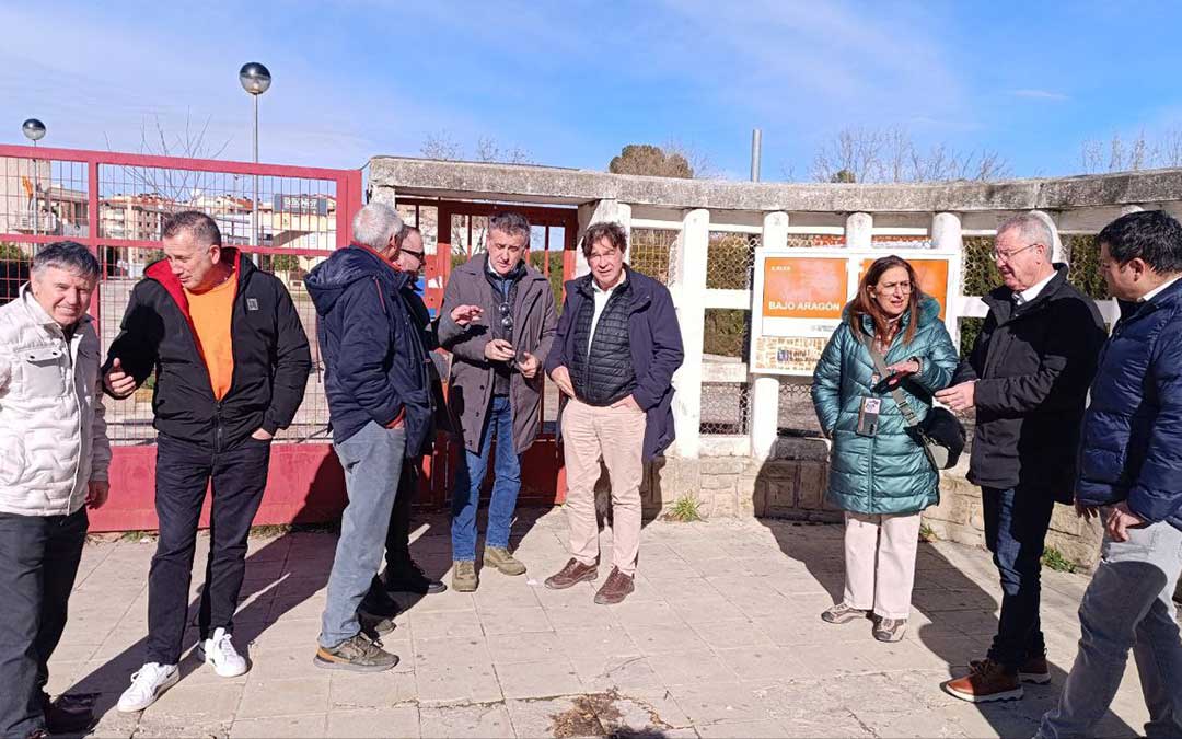 Guitarte este sábado delante del IES junto a miembros de la candidatura y del partido / TE