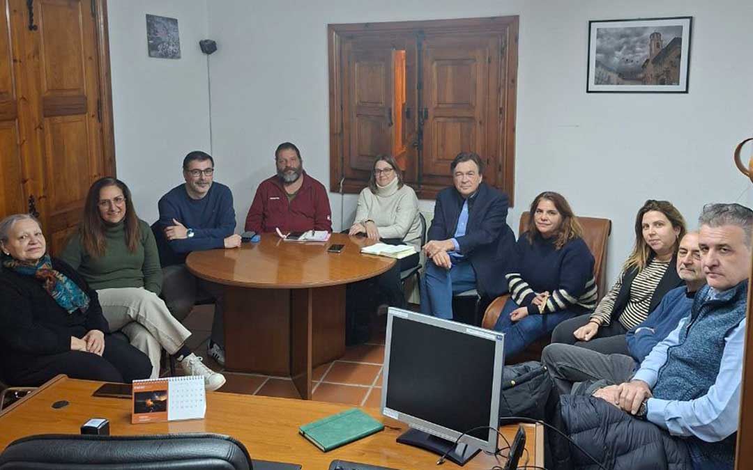 Reunión entre Teruel Existe y los alcaldes del territorio afectados por el tráfico pesado de arcillas./ TE