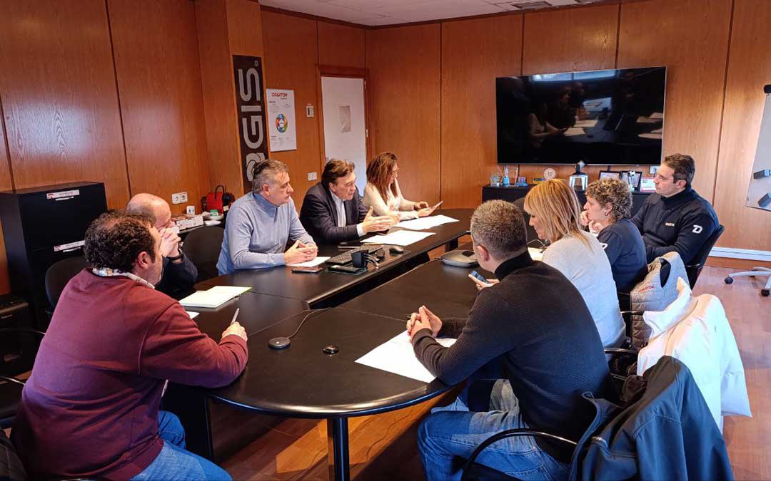 Reunión este jueves de candidatos de Teruel Existe con empresas en el polígono industrial Santa Bárbara de Utrillas, para explicar las ayudas al funcionamiento / TE