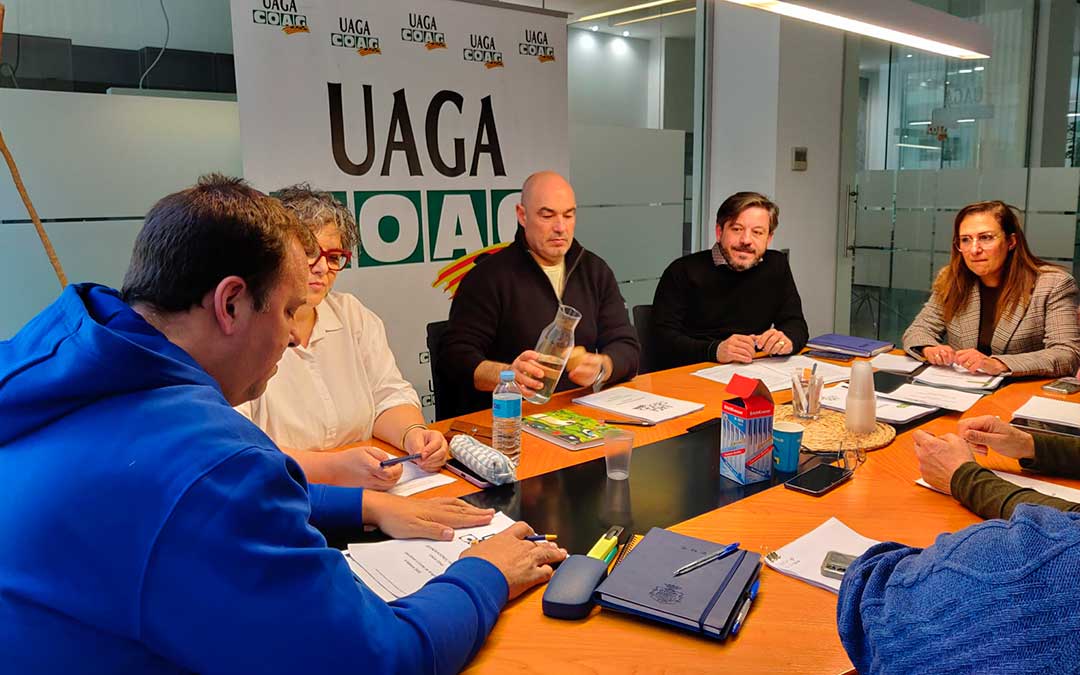 Reunión mantenida este jueves por la diputada de Teruel Existe y candidata al 8-F Pilar Buj y el candidato y coordinador de Aragón Existe, Valero Aguayos, con representantes de la organización agraria UAGA / TE