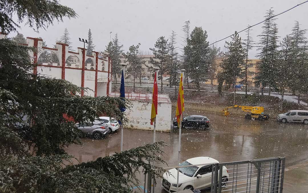 En Utrillas ha comenzado a nevar a primera hora de la mañana de este miércoles. / L.C.