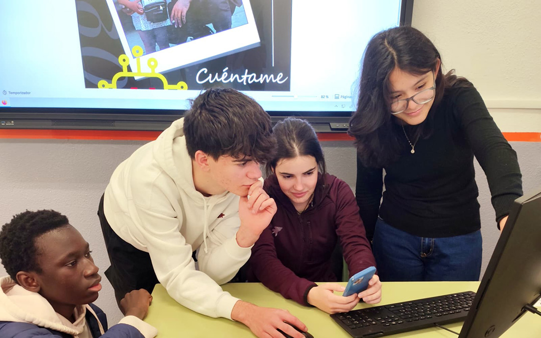 Alumnos del IES Matarraña trabajando en el proyecto Cuéntame Matarraña./IES Matarraña