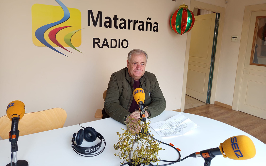 Visita de Fernando Camps a los estudios de Matarraña Radio./M.J. Salvador
