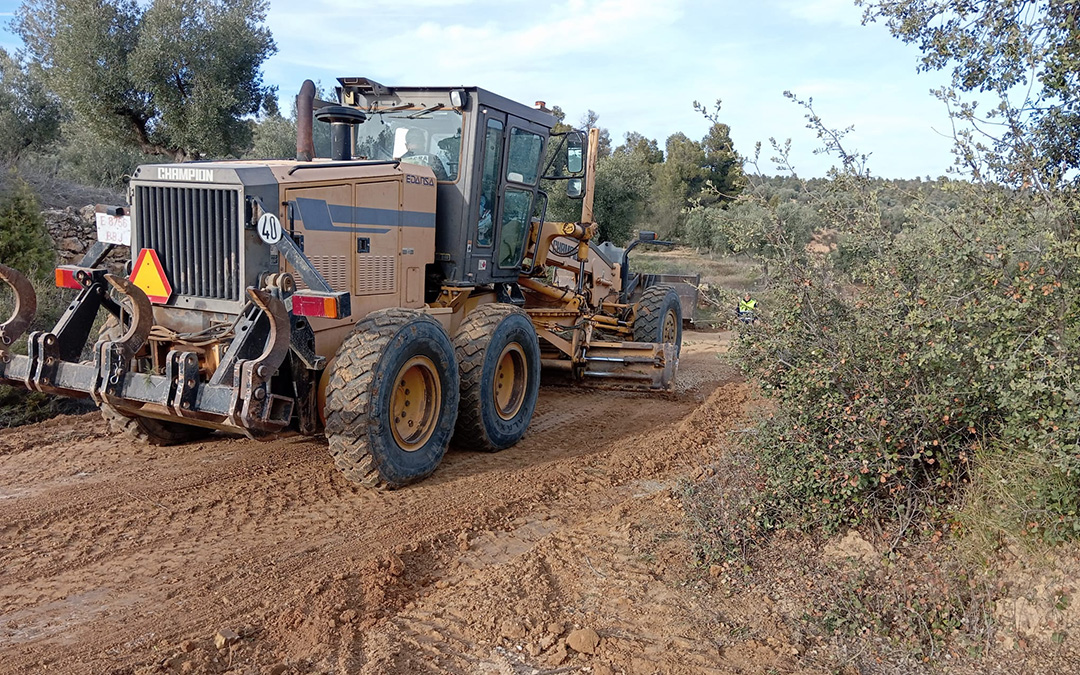 Máquinas trabajando en la reparación de los caminos rurales de Valjunquera, afectados por la DANA./M.J. Salvador