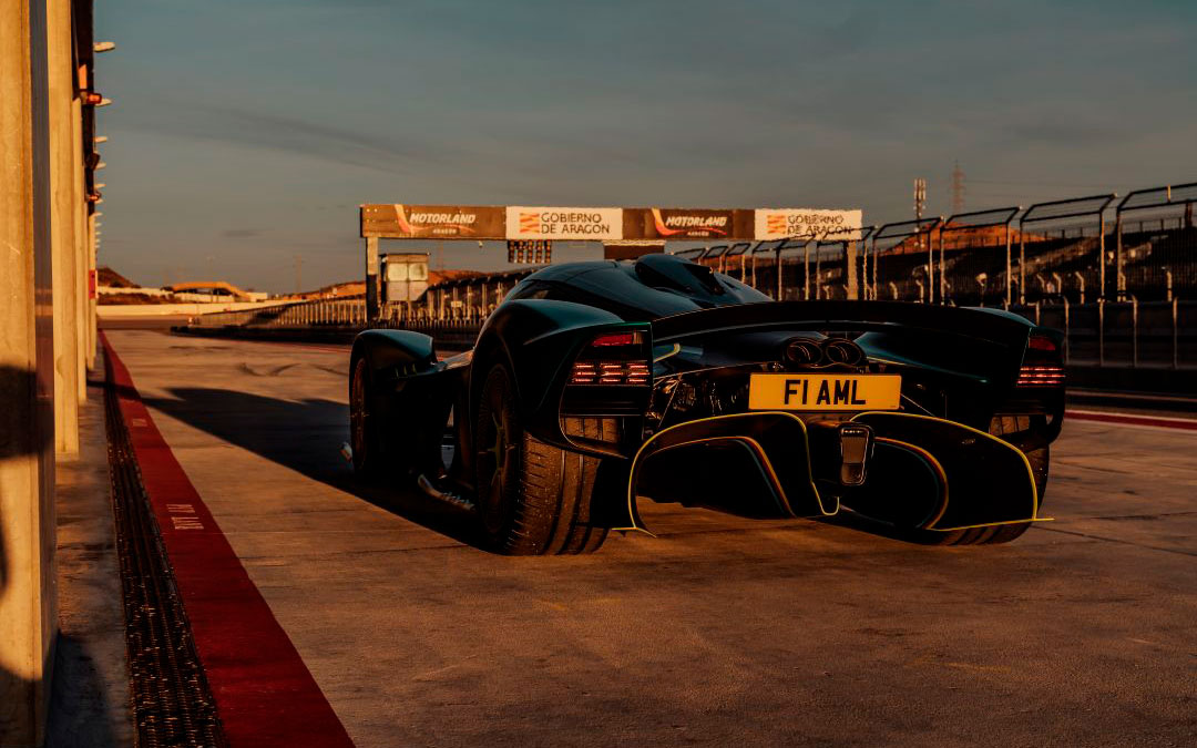 El deportivo de Alonso, de fondo, la línea de meta de Motorland Aragón./ RRSS FERNANDO ALONSO