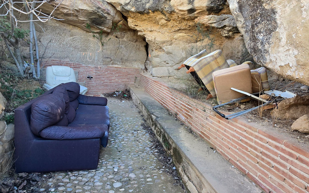 Estado en el que ha quedado el lugar con suciedad y varios sillones./ L.C.