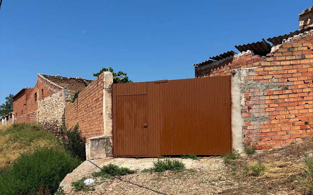 La parcela de Vinaceite reconvertida en pista de pádel. / Ayto. Vinaceite