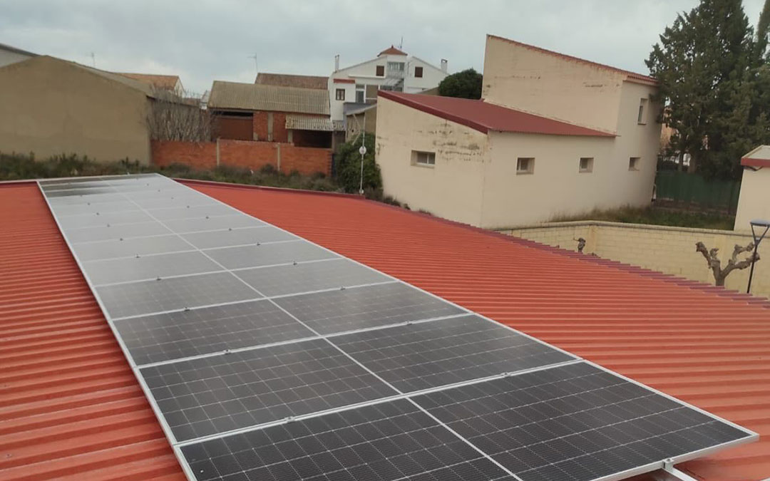 Instalación de placas solares en la cubierta del pabellón de Vinaceite con fondos de Adibama. / Ayto. Vinaceite