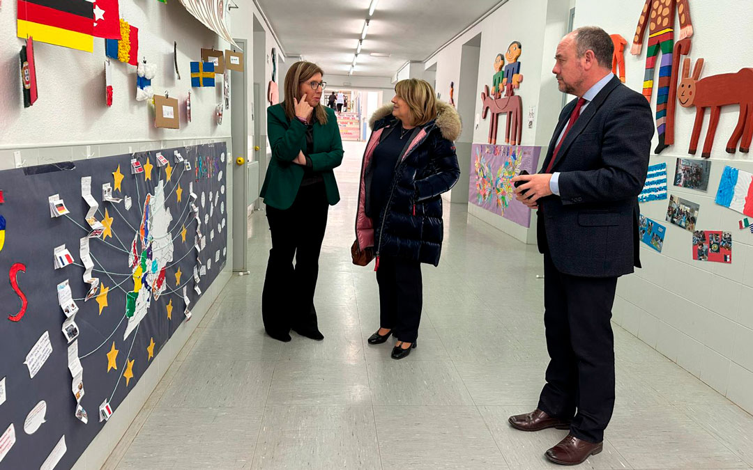 La consejera, Tomasa Hernández, ha recorrido las instalaciones junto a la directora, Lola Oriol y el director provincial, José Luis Castán./ DGA