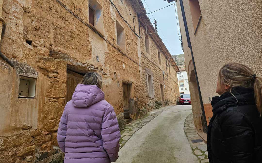 Visita que la vicepresidenta primera de la DPT, Beatriz Martín, realizó a Berge, donde fue recibida por la alcaldesa, Maribel Oliveros / Teruel Existe