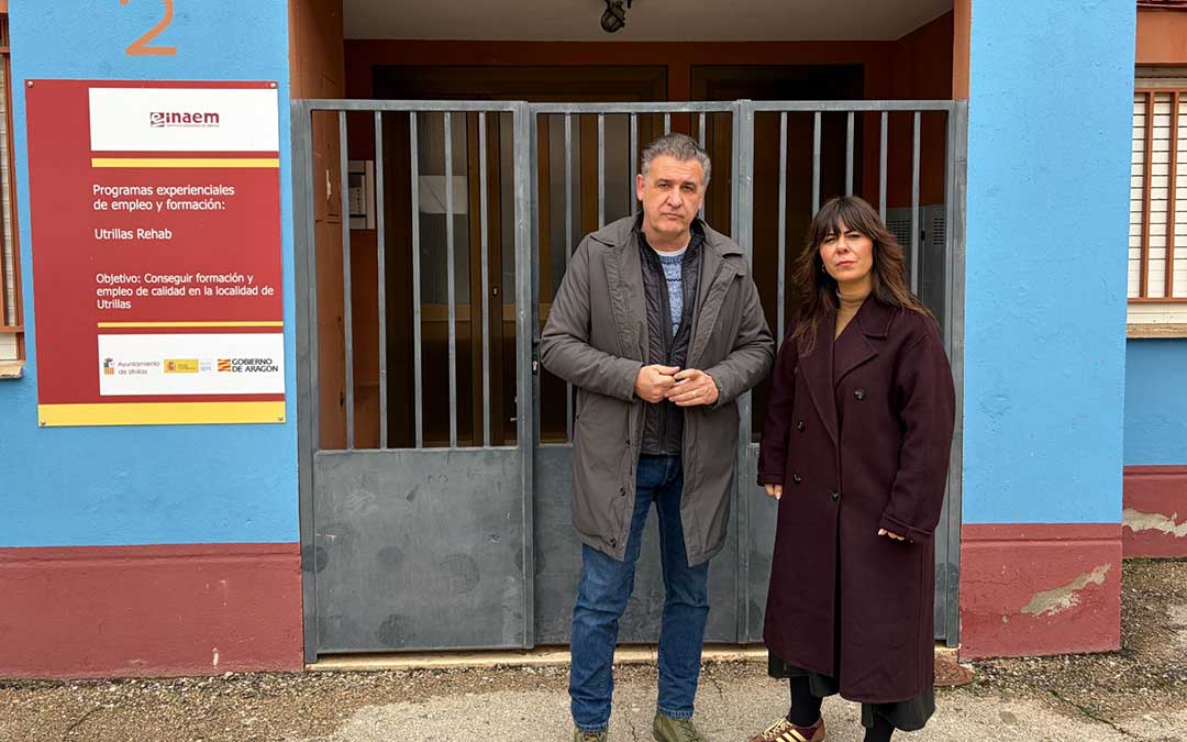 Los candidatos Moreno y Alonso, ante vivienda municipal Utrillas / TE