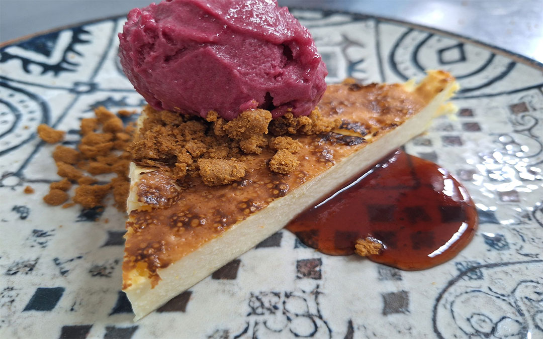 Yogurada con helado de frambuesa y galleta./ Manuel Barrau