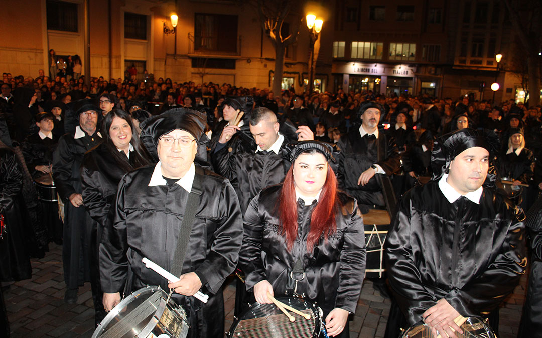 La Puebla de Híjar recrea el romper la hora y el Cese del toque en Zaragoza en la presentación de la Tamborada Nacional 2026. / B. Severino