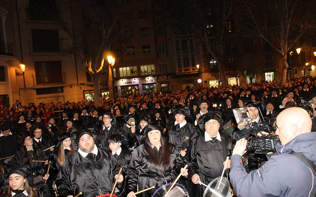 La Puebla de Híjar recrea el romper la hora y el Cese del toque en Zaragoza en la presentación de la Tamborada Nacional 2026. / B. Severino