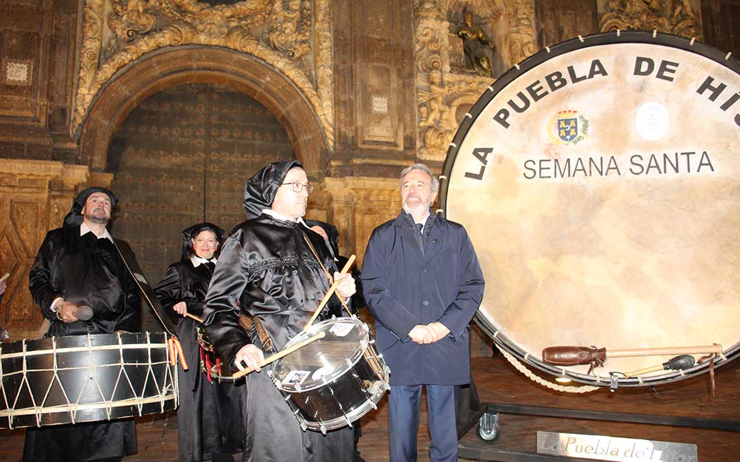 La Puebla de Híjar recrea el romper la hora y el Cese del toque en Zaragoza en la presentación de la Tamborada Nacional 2026. / B. Severino