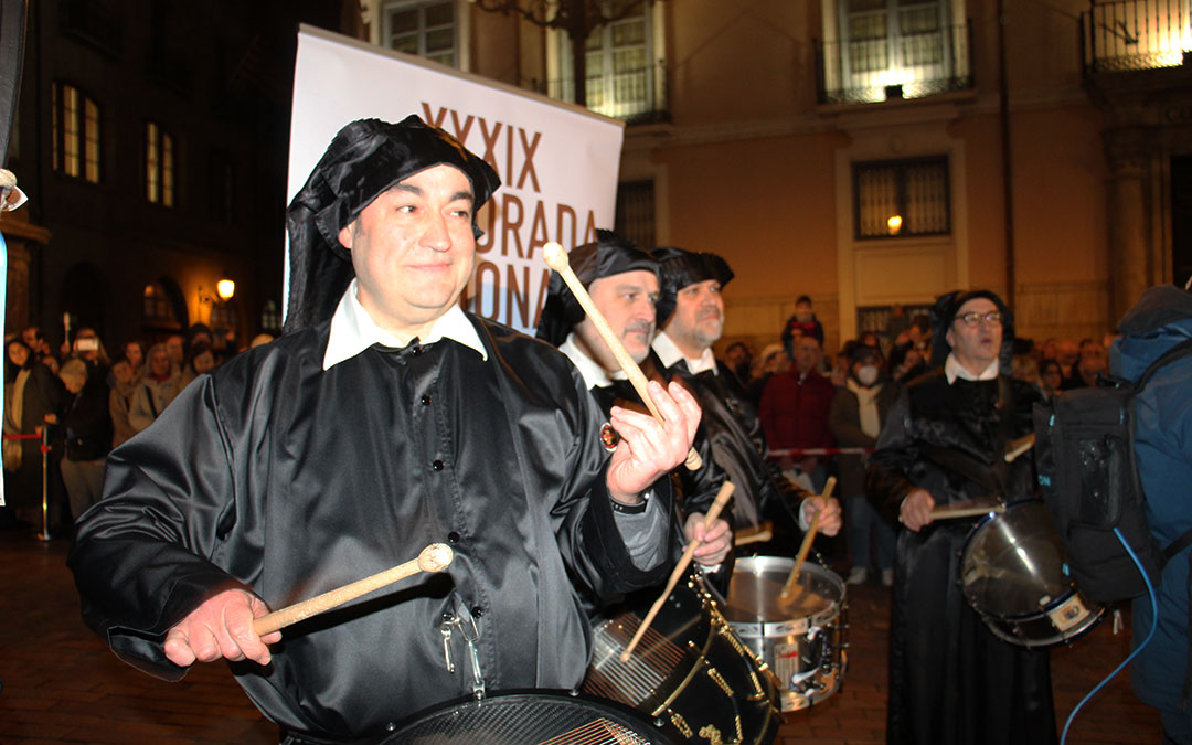 La Puebla de Híjar recrea el romper la hora y el Cese del toque en Zaragoza en la presentación de la Tamborada Nacional 2026. / B. Severino