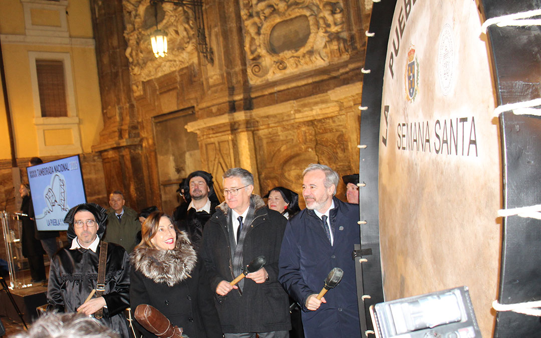 La Puebla de Híjar recrea el romper la hora y el Cese del toque en Zaragoza en la presentación de la Tamborada Nacional 2026. / B. Severino