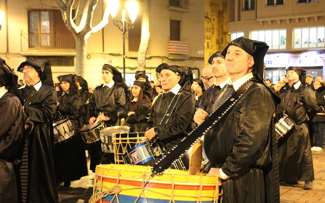 La Puebla de Híjar recrea el romper la hora y el Cese del toque en Zaragoza en la presentación de la Tamborada Nacional 2026. / B. Severino