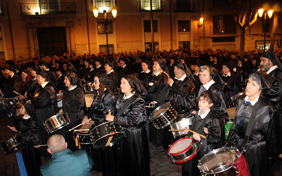 La Puebla de Híjar recrea el romper la hora y el Cese del toque en Zaragoza en la presentación de la Tamborada Nacional 2026. / L.O