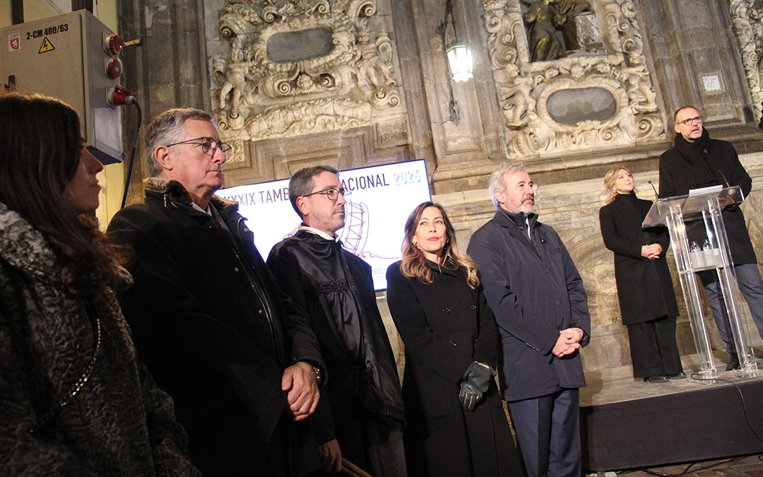 La Puebla de Híjar recrea el romper la hora y el Cese del toque en Zaragoza en la presentación de la Tamborada Nacional 2026. / B. Severino