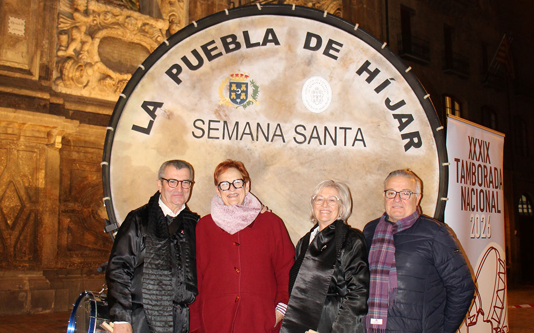 La Puebla de Híjar recrea el romper la hora y el Cese del toque en Zaragoza en la presentación de la Tamborada Nacional 2026. / B. Severino