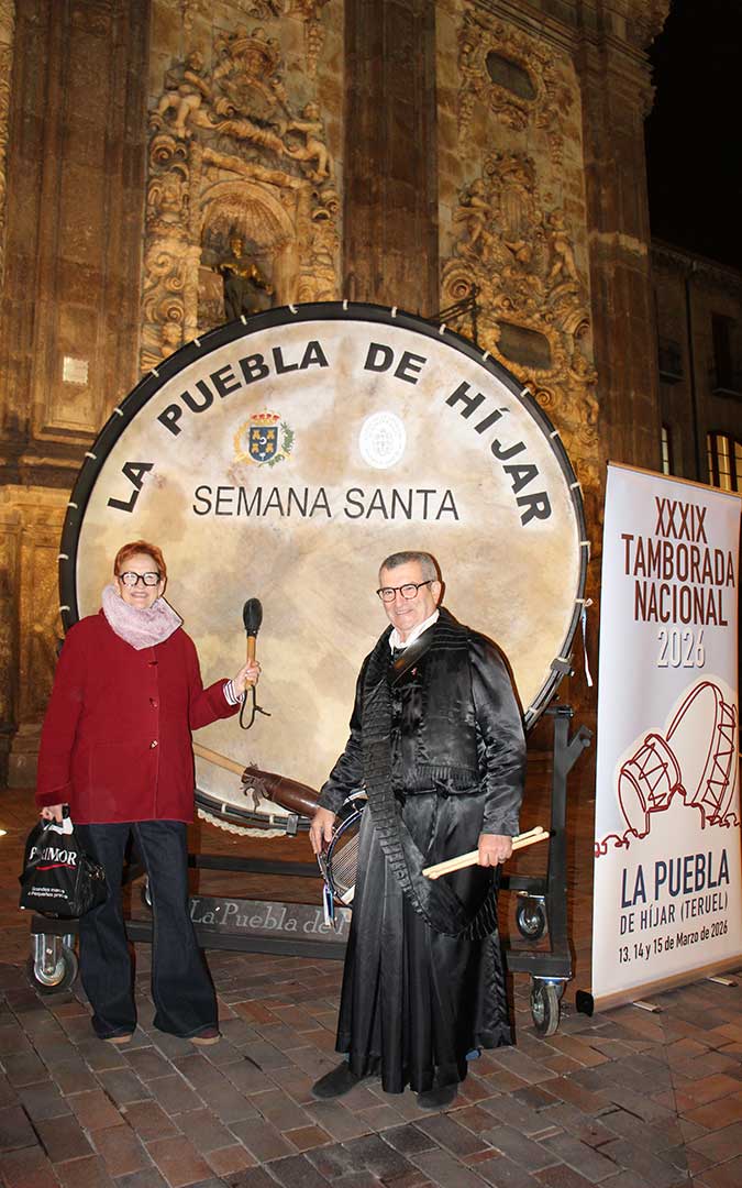 La Puebla de Híjar recrea el romper la hora y el Cese del toque en Zaragoza en la presentación de la Tamborada Nacional 2026. / B. Severino