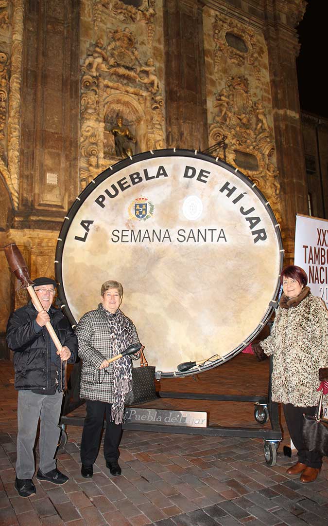 La Puebla de Híjar recrea el romper la hora y el Cese del toque en Zaragoza en la presentación de la Tamborada Nacional 2026. / B. Severino