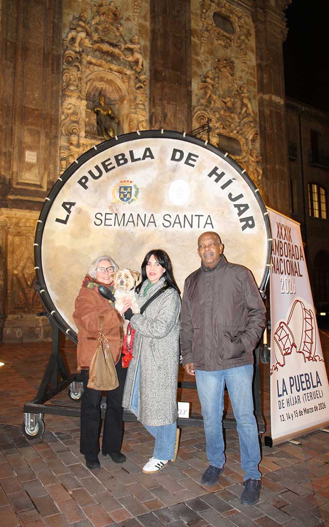 La Puebla de Híjar recrea el romper la hora y el Cese del toque en Zaragoza en la presentación de la Tamborada Nacional 2026. / B. Severino
