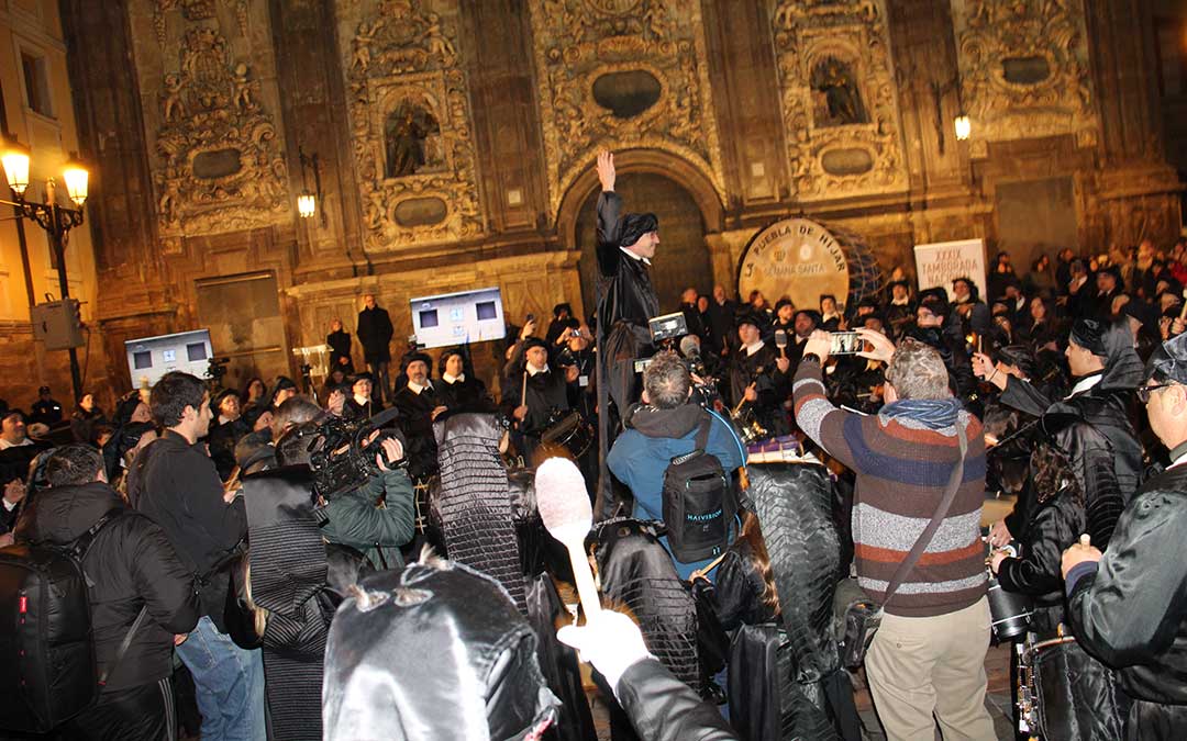 La Puebla de Híjar recrea el romper la hora y el Cese del toque en Zaragoza en la presentación de la Tamborada Nacional 2026. / B. Severino