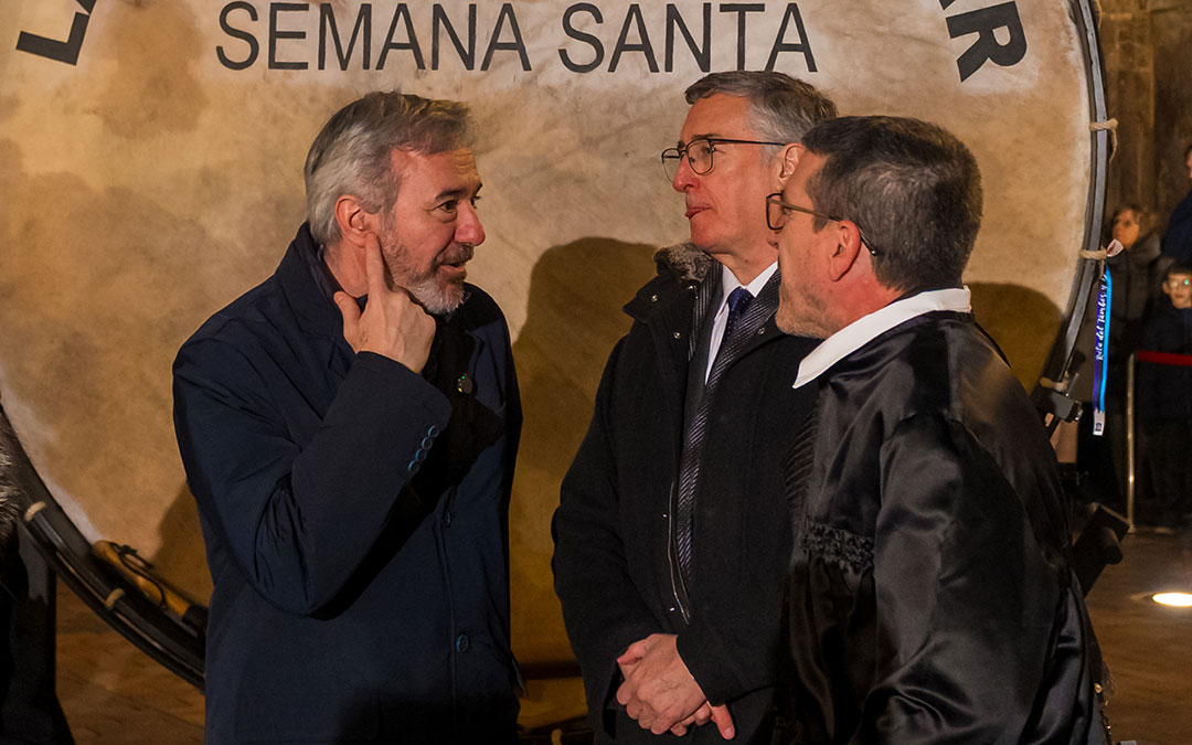 La Puebla de Híjar recrea el romper la hora y el Cese del toque en Zaragoza en la presentación de la Tamborada Nacional 2026. / Abdul Grau