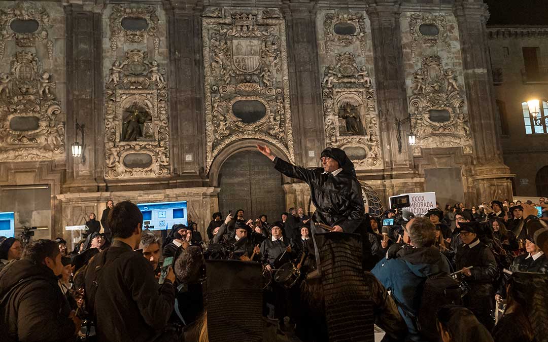 La Puebla de Híjar recrea el romper la hora y el Cese del toque en Zaragoza en la presentación de la Tamborada Nacional 2026. / Abdul Grau