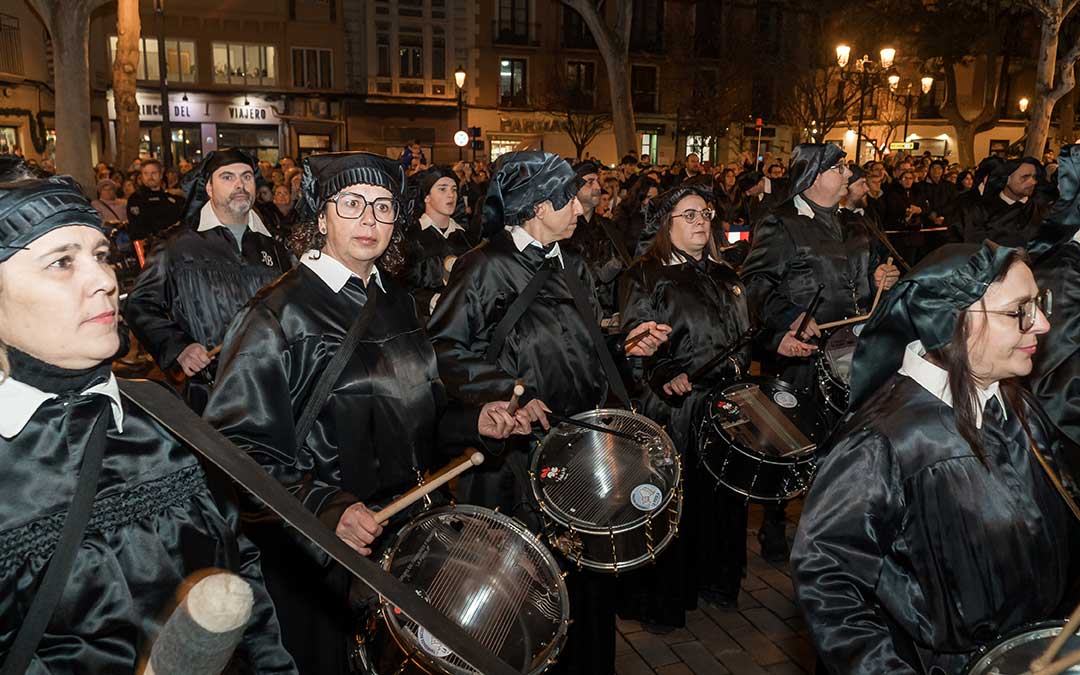 La Puebla de Híjar recrea el romper la hora y el Cese del toque en Zaragoza en la presentación de la Tamborada Nacional 2026. / Abdul Grau