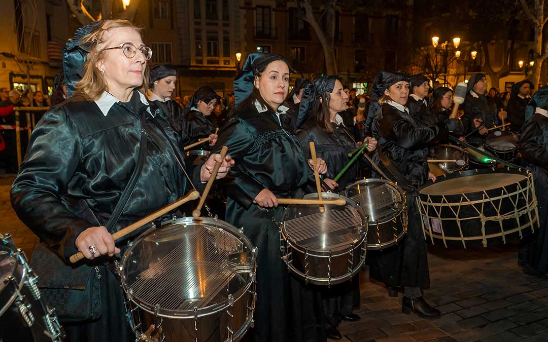 La Puebla de Híjar recrea el romper la hora y el Cese del toque en Zaragoza en la presentación de la Tamborada Nacional 2026. / Abdul Grau