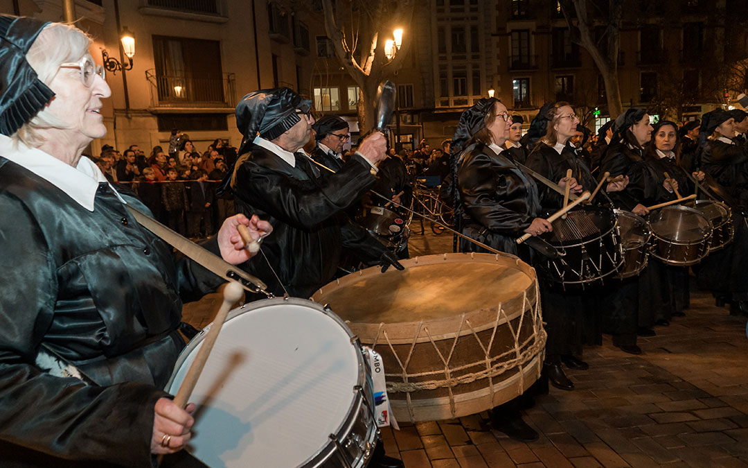 La Puebla de Híjar recrea el romper la hora y el Cese del toque en Zaragoza en la presentación de la Tamborada Nacional 2026. / Abdul Grau