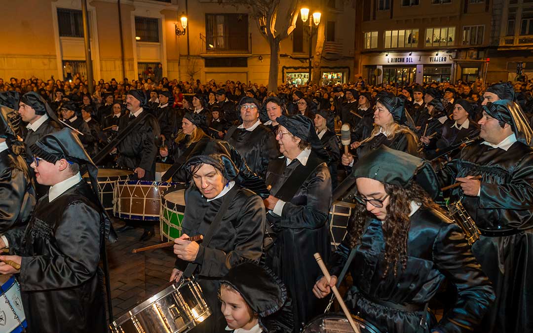 La Puebla de Híjar recrea el romper la hora y el Cese del toque en Zaragoza en la presentación de la Tamborada Nacional 2026. / Abdul Grau
