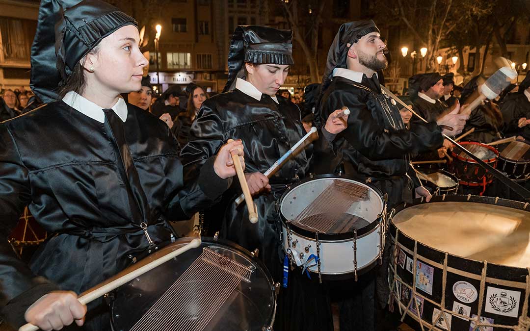La Puebla de Híjar recrea el romper la hora y el Cese del toque en Zaragoza en la presentación de la Tamborada Nacional 2026. / Abdul Grau