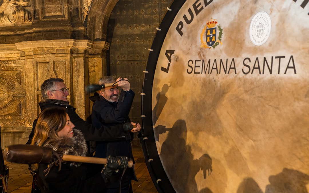 La Puebla de Híjar recrea el romper la hora y el Cese del toque en Zaragoza en la presentación de la Tamborada Nacional 2026. / Abdul Grau