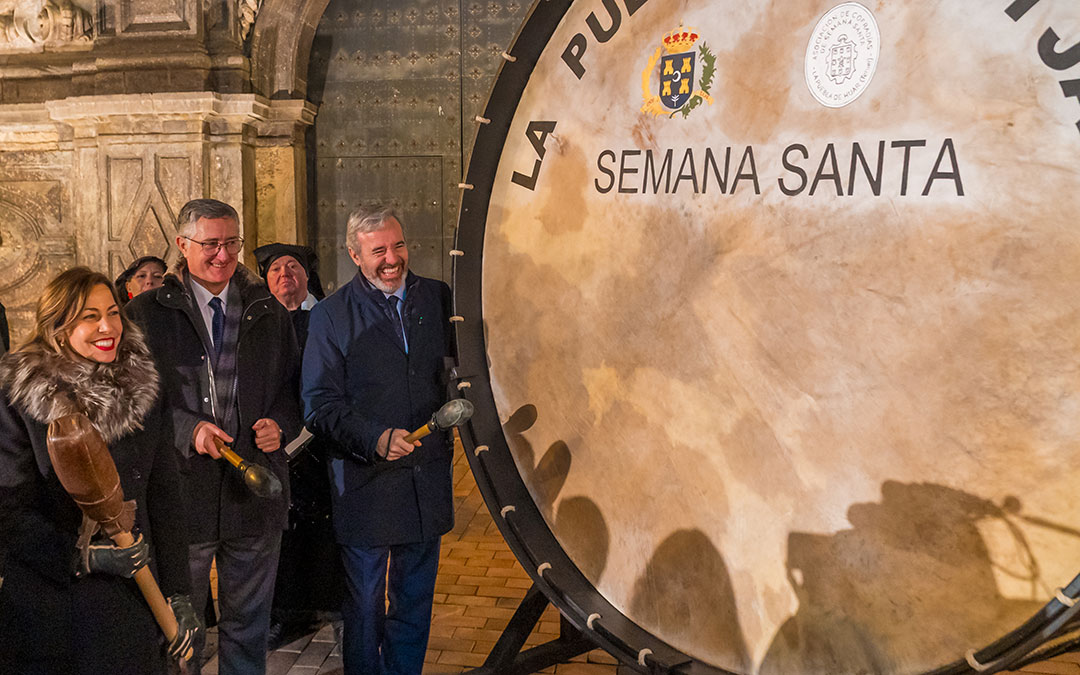 La Puebla de Híjar recrea el romper la hora y el Cese del toque en Zaragoza en la presentación de la Tamborada Nacional 2026. / Abdul Grau