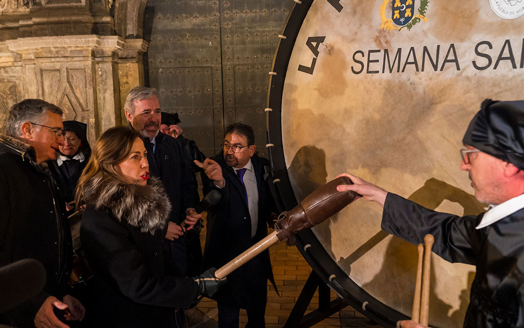 La Puebla de Híjar recrea el romper la hora y el Cese del toque en Zaragoza en la presentación de la Tamborada Nacional 2026. / Abdul Grau