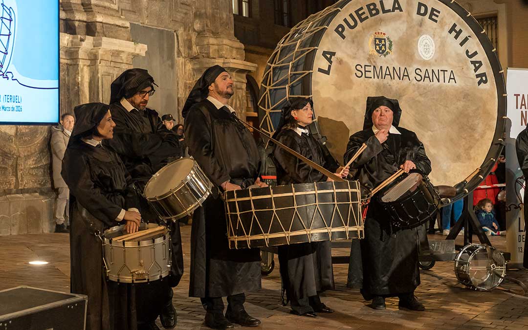 La Puebla de Híjar recrea el romper la hora y el Cese del toque en Zaragoza en la presentación de la Tamborada Nacional 2026. / L.O