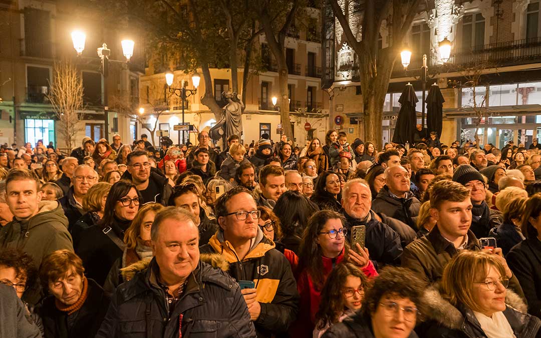 La Puebla de Híjar recrea el romper la hora y el Cese del toque en Zaragoza en la presentación de la Tamborada Nacional 2026. / Abdul Grau