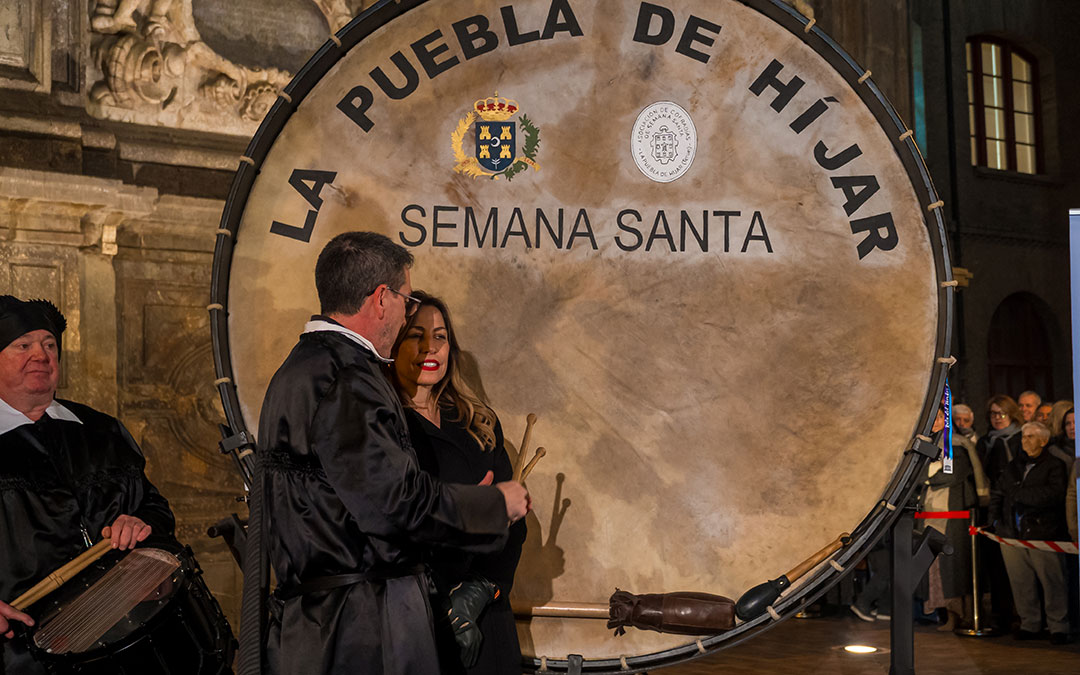 La Puebla de Híjar recrea el romper la hora y el Cese del toque en Zaragoza en la presentación de la Tamborada Nacional 2026. / Abdul Grau